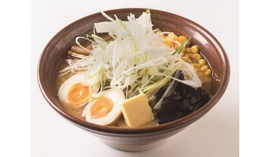 札幌车站 APIA 地下商场的拉面寳龙味噌拉面,一碗热腾腾的拉面上铺有糖心蛋、玉米、奶油、木耳与葱丝