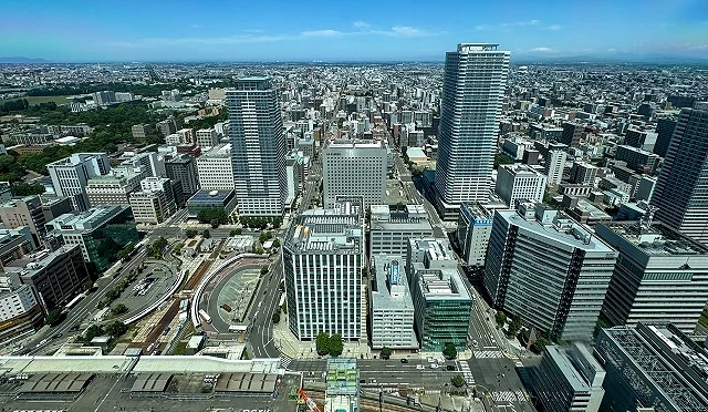 从JR塔展望室T38俯瞰札幌白天全景,高楼林立与蓝天相映,可远眺群山与城市街区