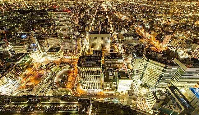 从JR塔展望室T38俯瞰札幌夜景,城市灯火与道路车流交织