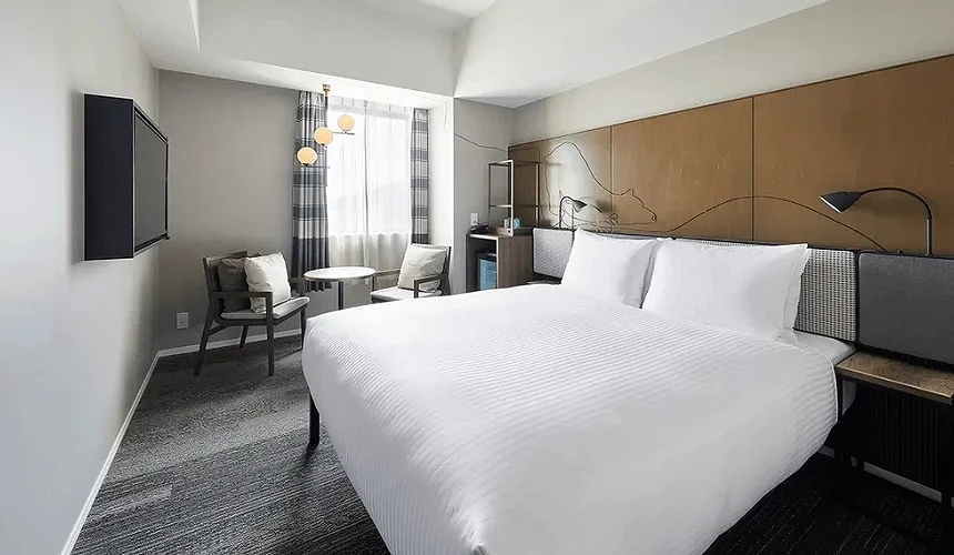 札幌格兰贝尔饭店(SAPPORO HOTEL by GRANBELL)客房内部,以米白与木质色调为主