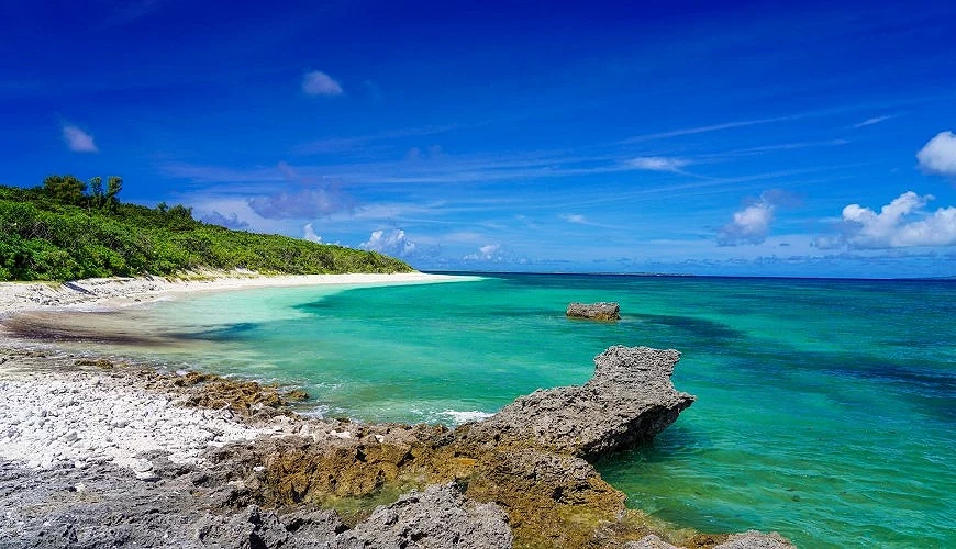 冲绳的蔚蓝海边