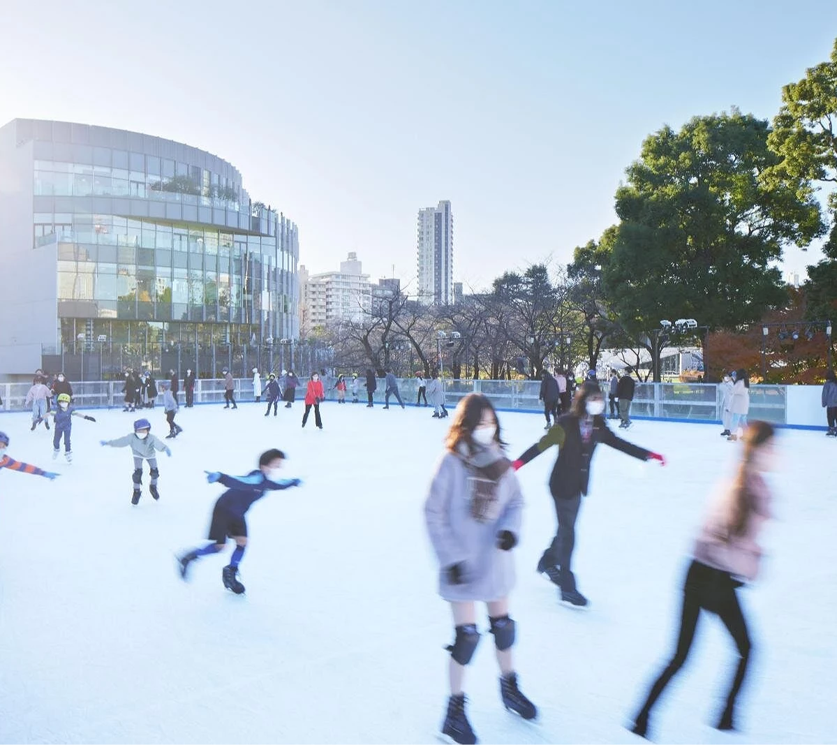 东京中城草坪广场的「Midtown Ice Rink」户外滑冰场,白天开放给大小朋友体验滑冰