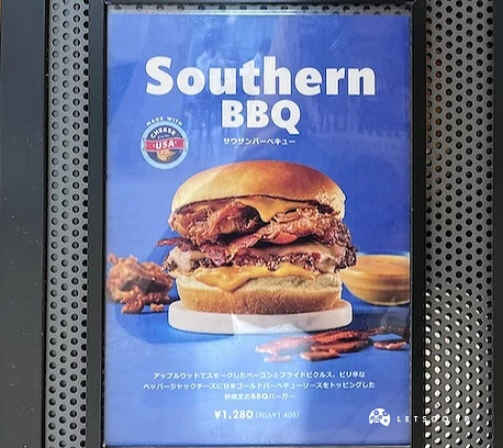 以蓝色为背景色的千岛风味 BBQ汉堡