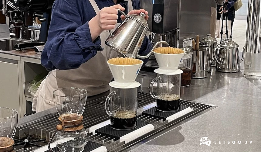 藍瓶咖啡店員正在手沖咖啡