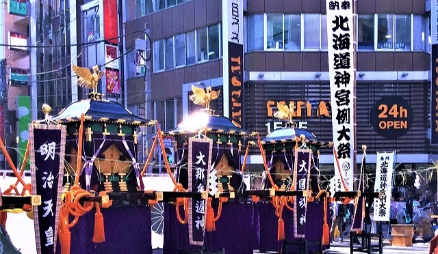 街上有着北海道神宫的神轿