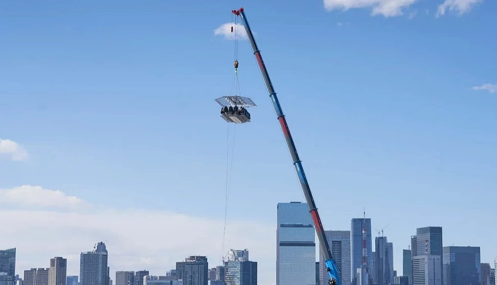 藍天下懸掛在高空中的設施