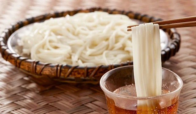 稻庭乌龙面放入沾酱