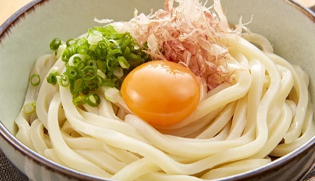 乌龙面上有生蛋黄与葱末等