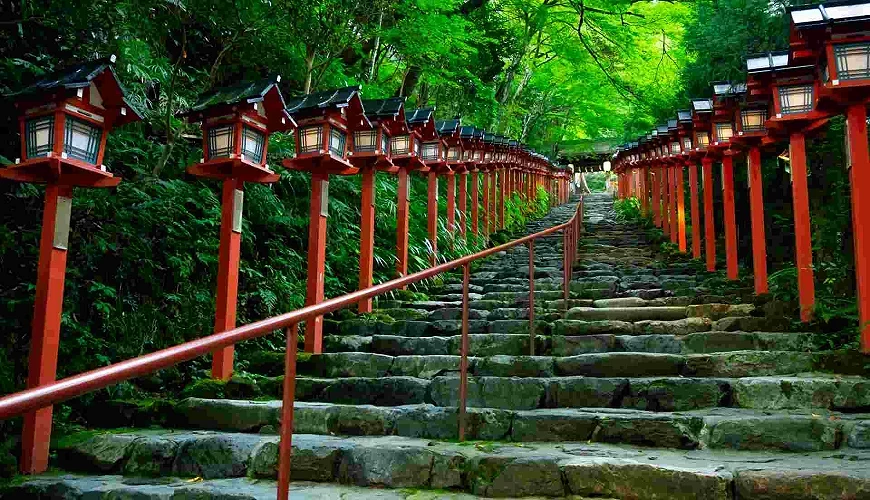 貴船神社的朱紅燈籠參道