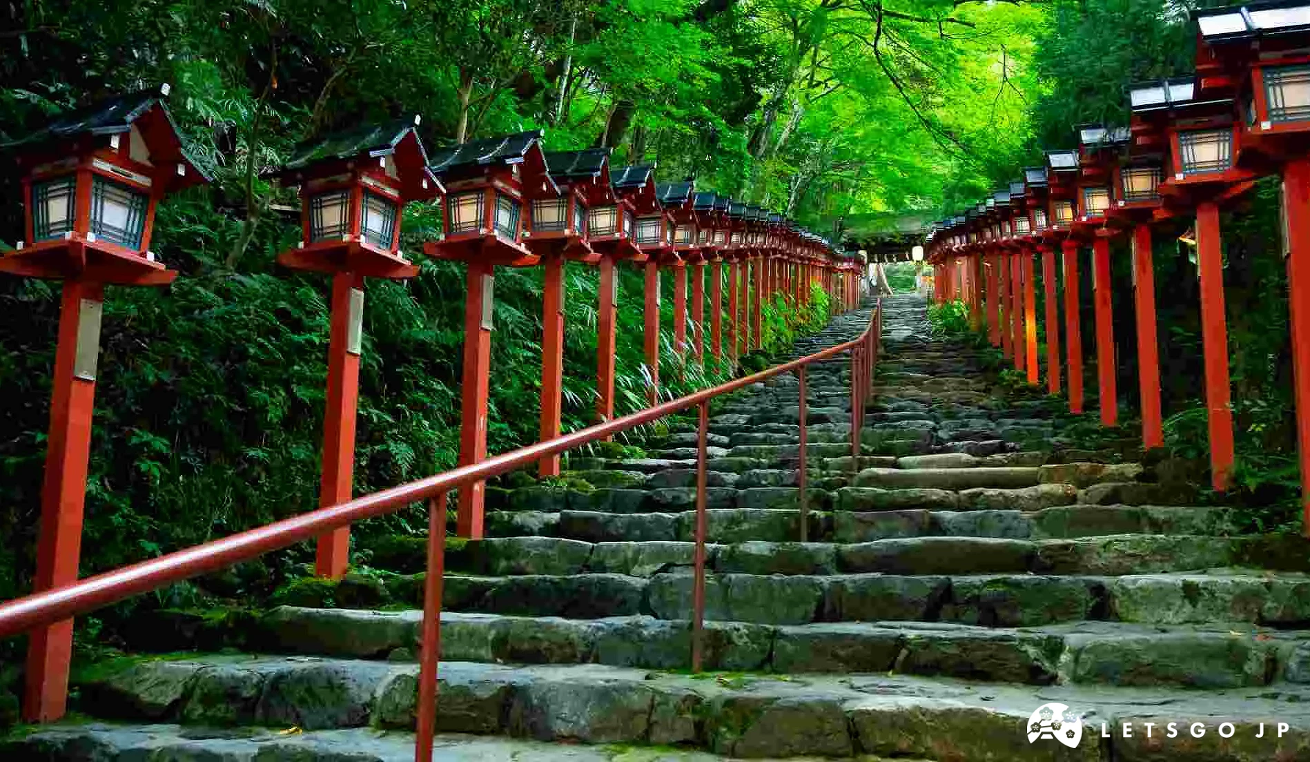 貴船神社的朱紅燈籠參道