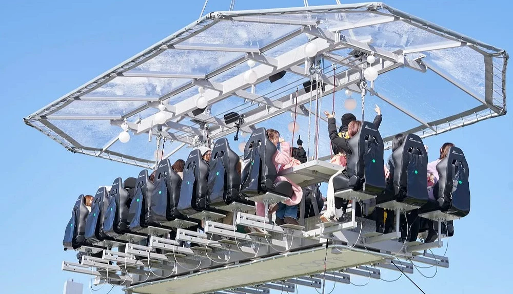 懸掛在高中的設施座位上坐著幾個人