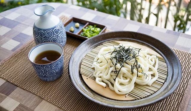 赞岐乌龙面放在竹篓上与沾酱