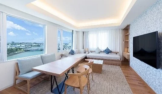 饭店内客房的沙发及木桌