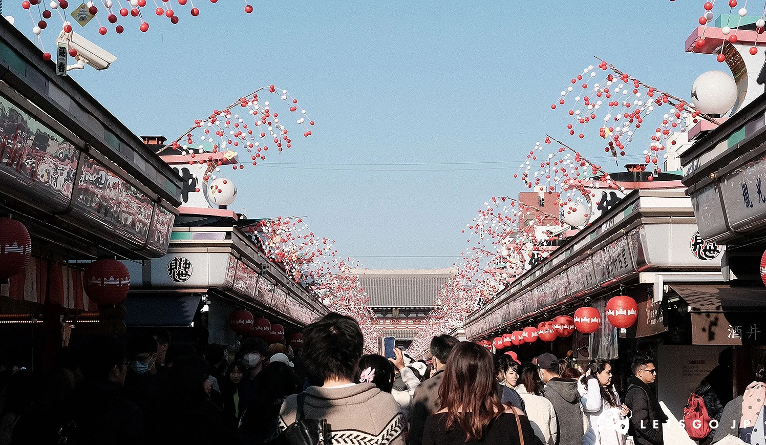 淺草寺前的仲見世通,兩側有許多店家營業,中間則有擁擠的觀光客潮