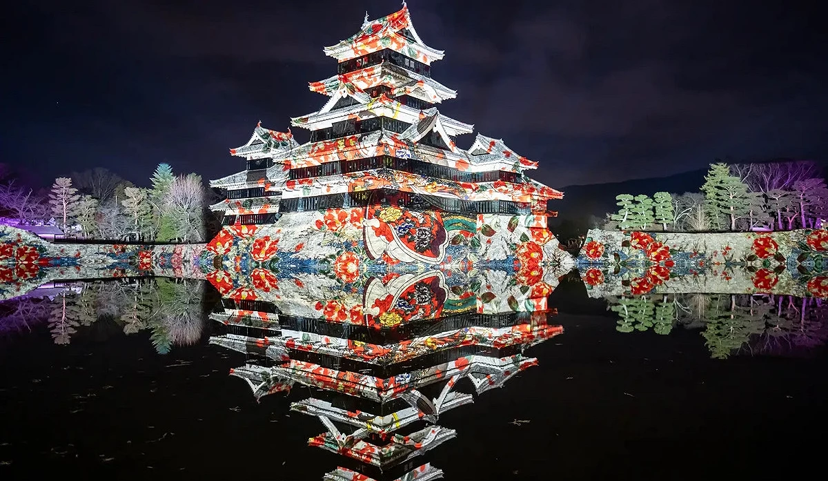 夜晚的日本城堡打上了美麗花紋的投影