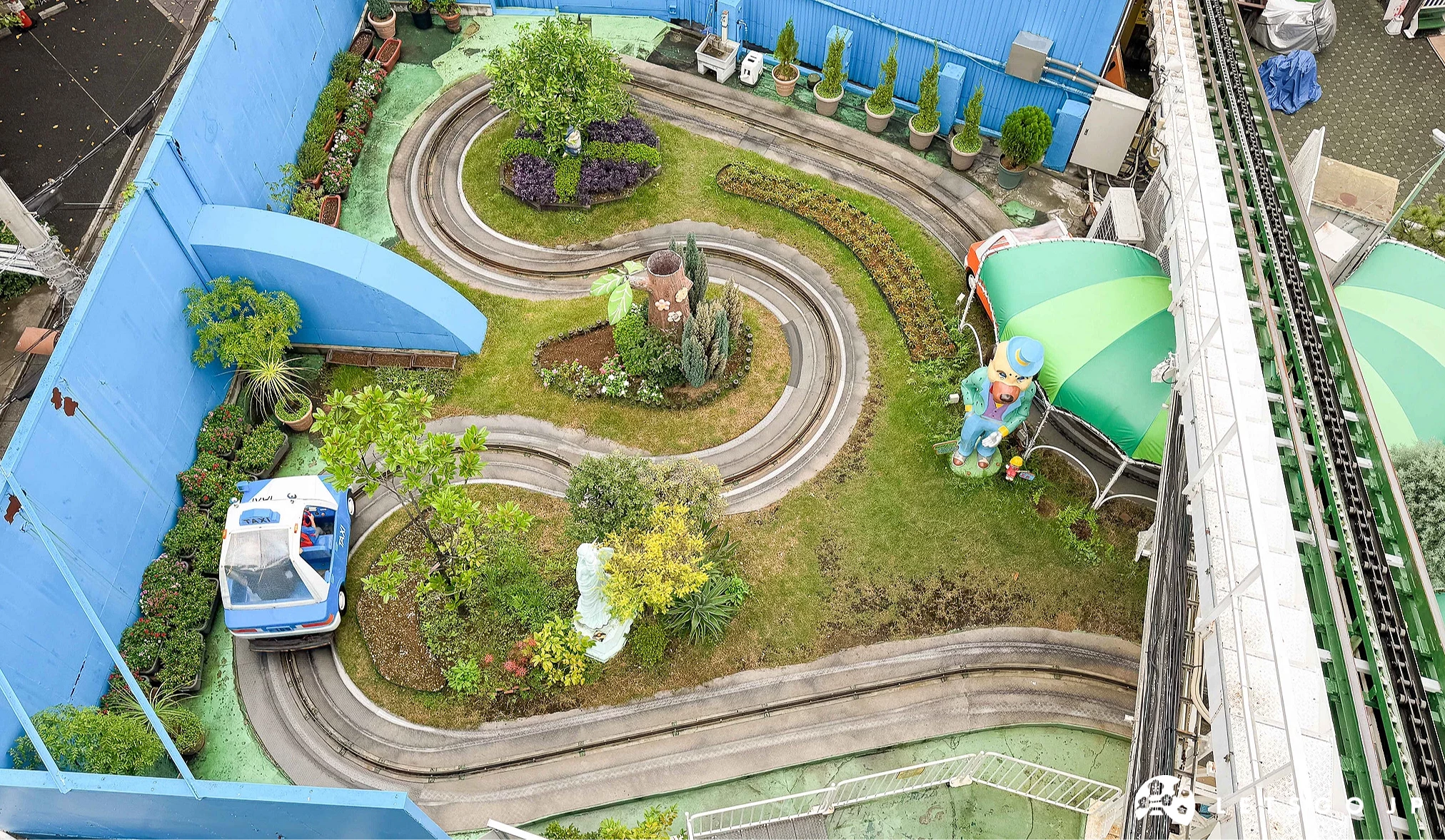 從高處俯瞰「童趣計程車」遊樂設施的運行軌道是類似愛心的形狀