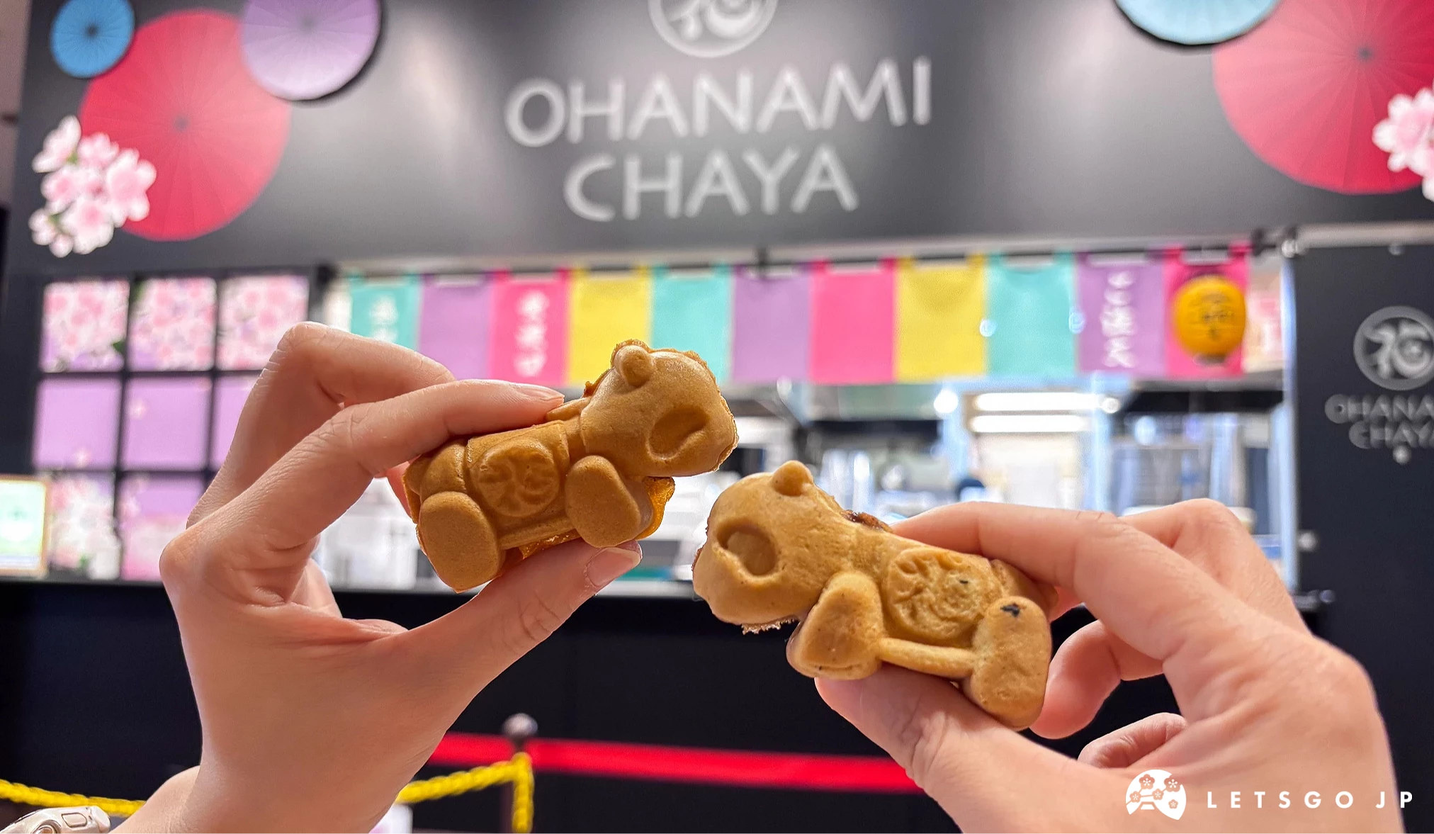 兩輛熊貓車造型的雞蛋糕,內含卡士達醬與紅豆餡