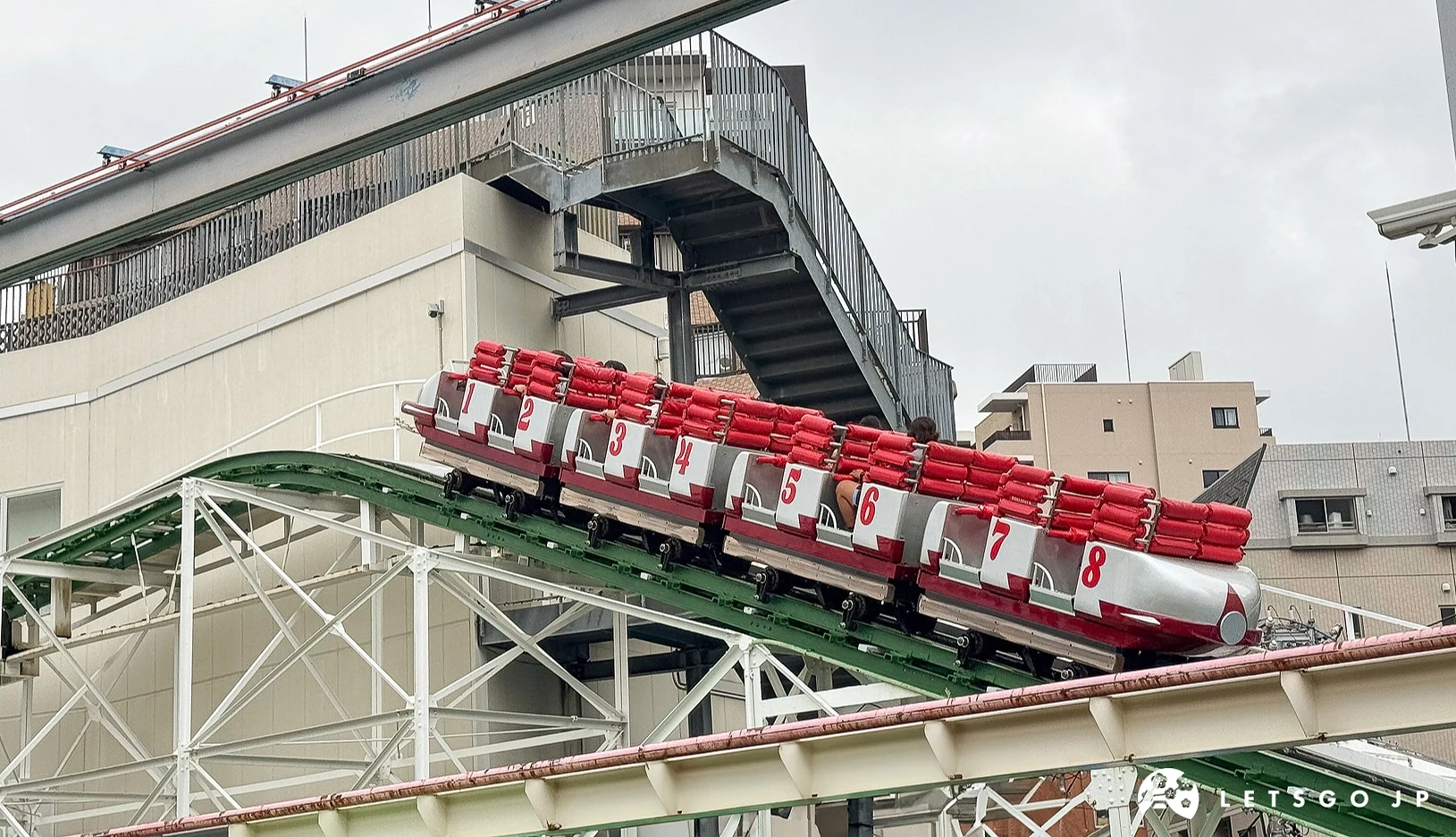 雲霄飛車正沿著軌道緩緩上升中