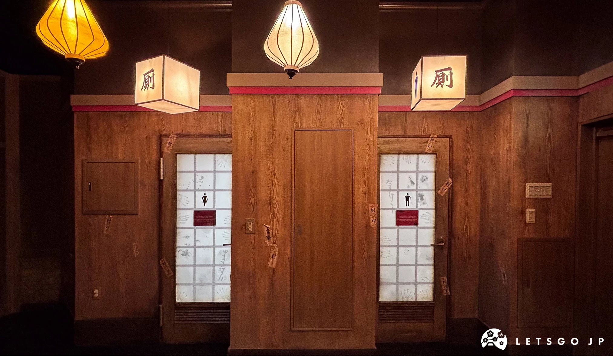 鬼屋旁的廁所也營造恐怖氛圍,斑駁的木造外觀與門上有血紅手掌