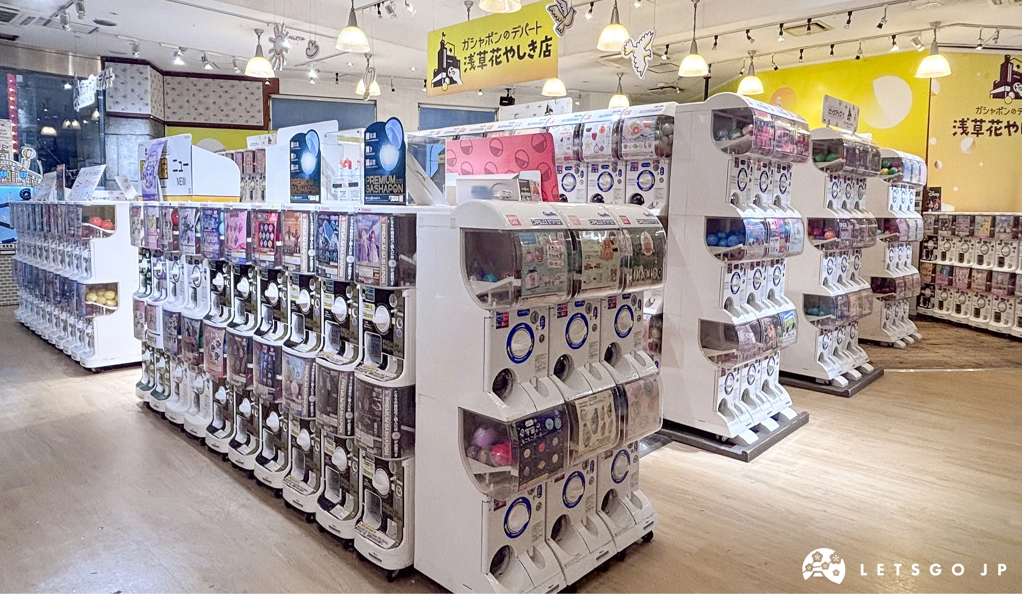 多部扭蛋機台並列在商店中