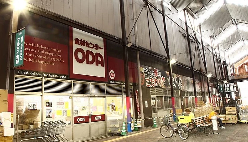 红色招牌的ODA超市外观看起来十分大