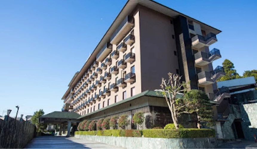 藍天下的成田愛迪星大飯店外觀