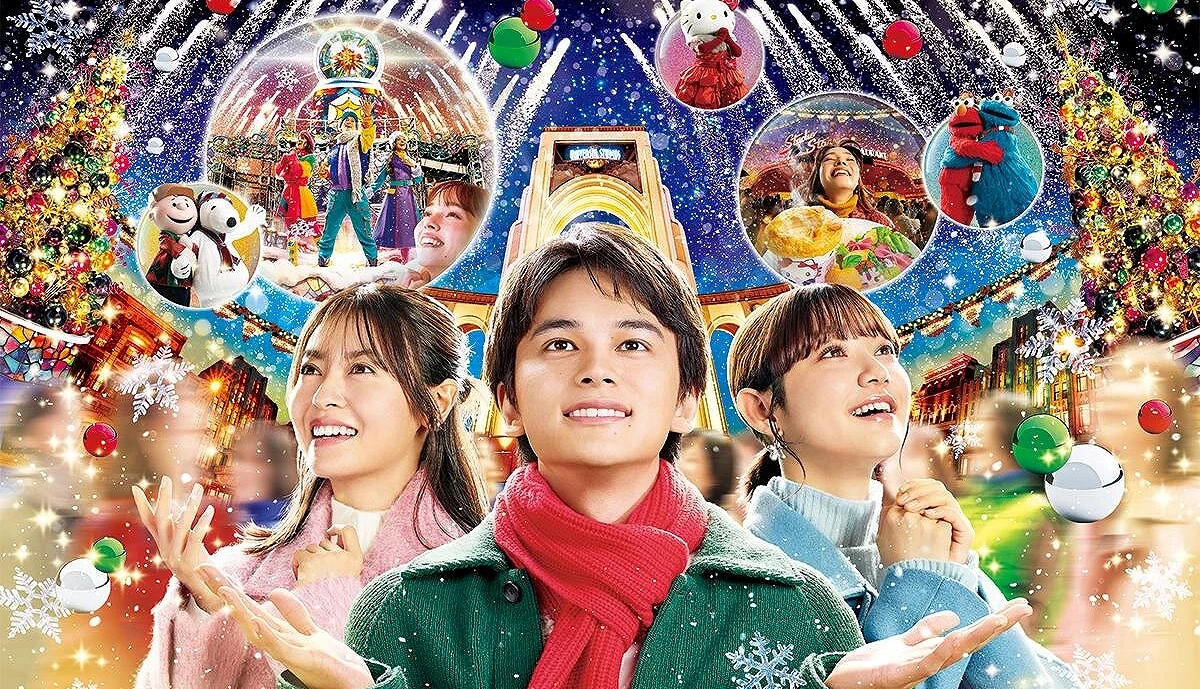 2025日本環球影城聖誕活動宣傳照,三位遊客身穿冬季服裝,在燦爛燈光與聖誕樹背景前露出笑容,身後可見史努比、Hello Kitty 與芝麻街角色
