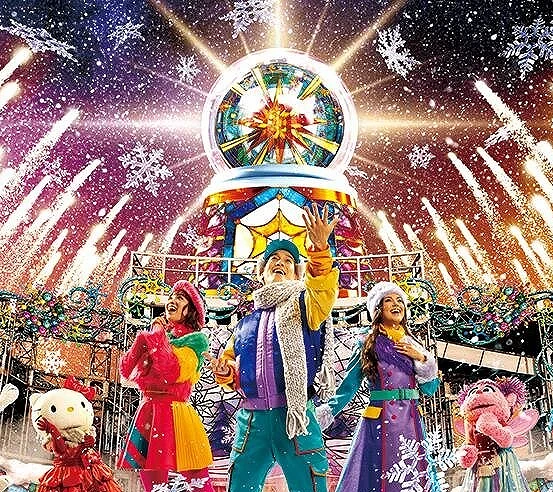 許多卡通人物一起慶祝的熱鬧繽紛的聖誕慶典