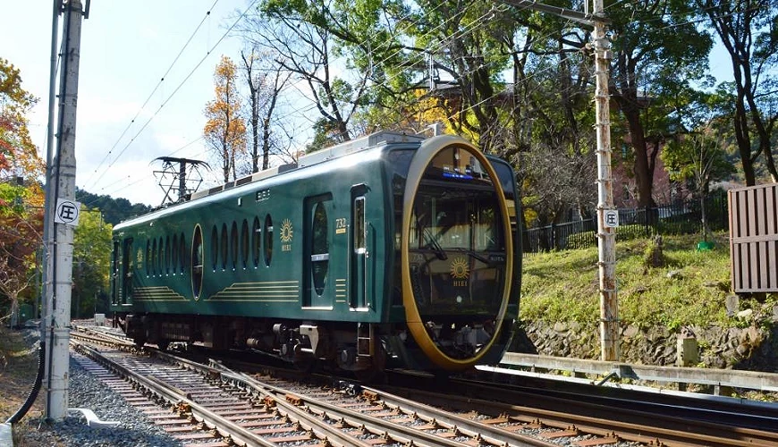 叡山電車「HIEI」行駛過山間