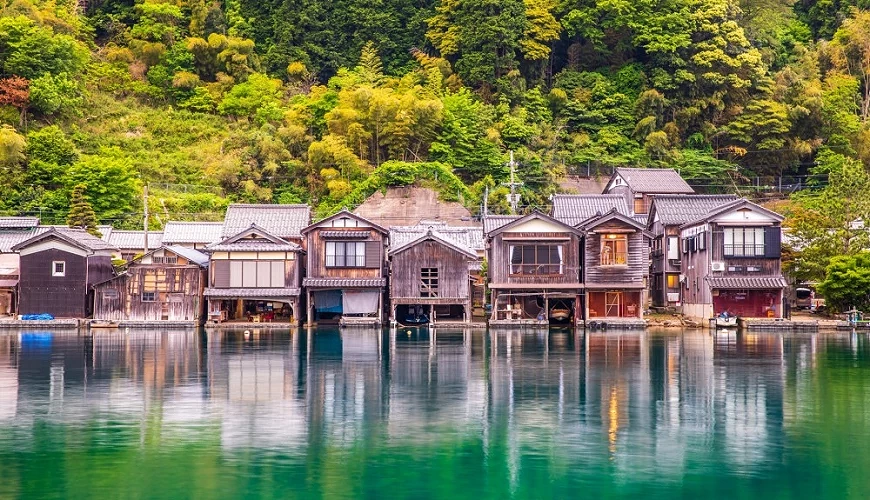 伊根灣與舟屋的海灣風景