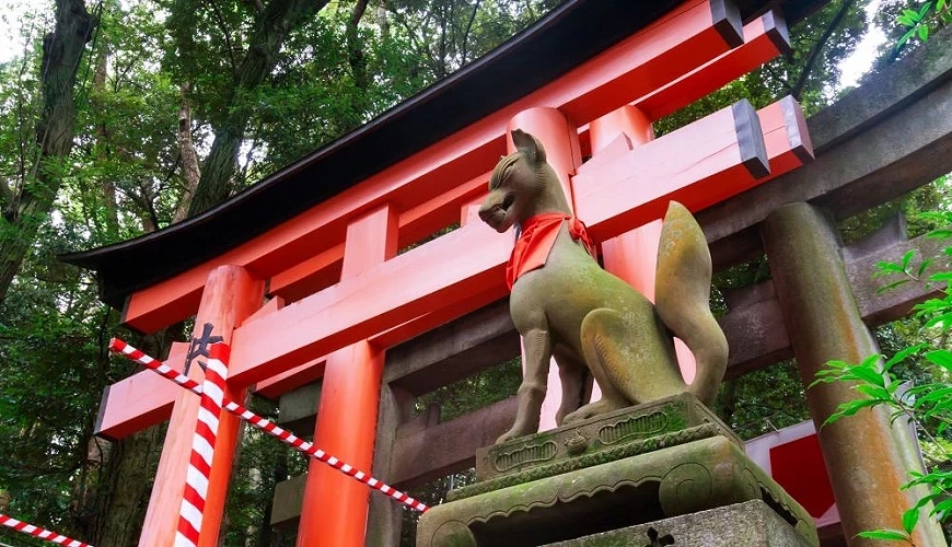 京都伏見稻荷大社的鳥居與狐狸雕像