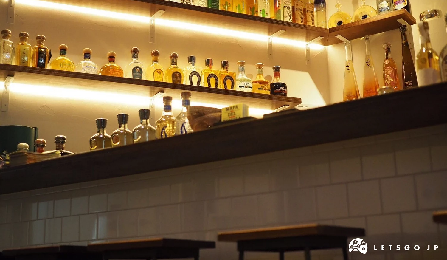 酒吧櫃檯後方整齊陳列的龍舌蘭酒牆。