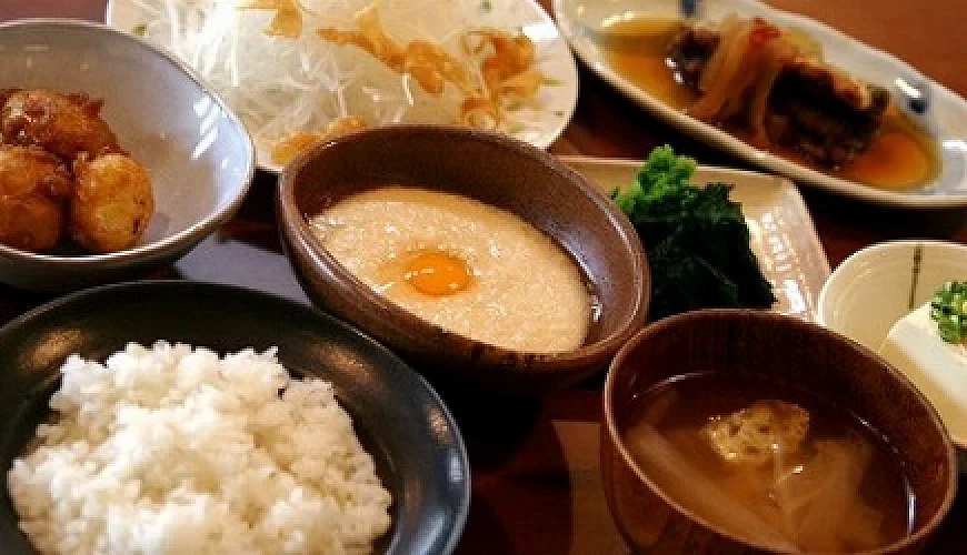 白飯、山藥泥、味噌湯與日式菜餚組成的健康定食