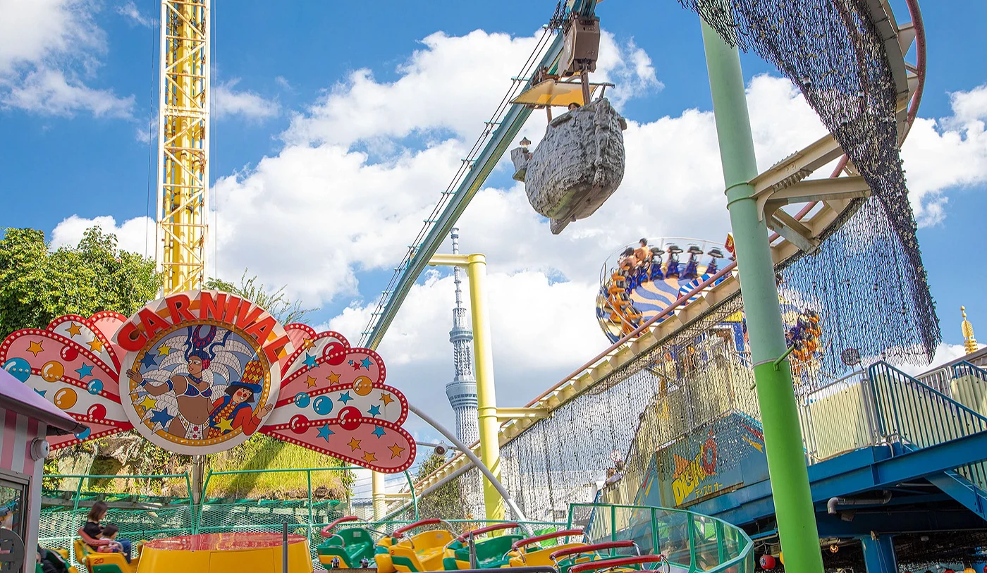 有遊樂設施圓盤O、空中飛船與嘉年華列車,遠處還可看到晴空塔