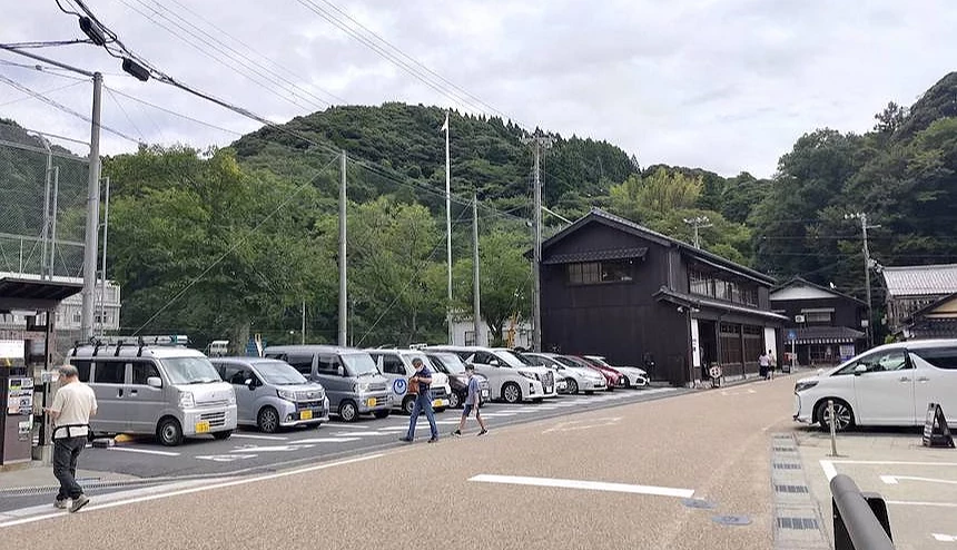 多台車子及少數行人