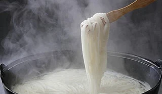 铁锅中夹起乌龙面