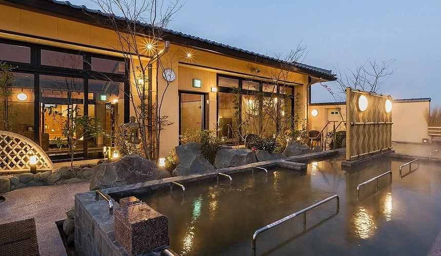傍晚燈光映照下的露天溫泉浴池