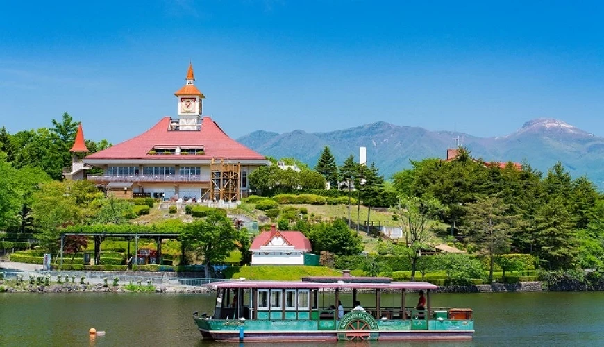 觀景船駛過那須高原りんどう湖ファミリー牧場的湖泊