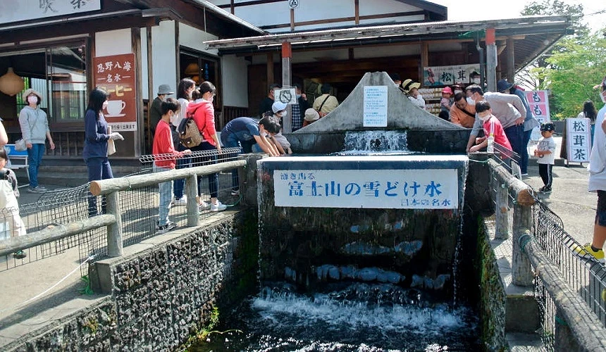 忍野八海必吃美食富士山雪水的取水場,水邊有許多遊客聚集
