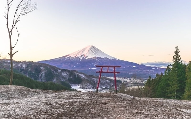 河口淺間神社富士山遙拝所的天空鳥居