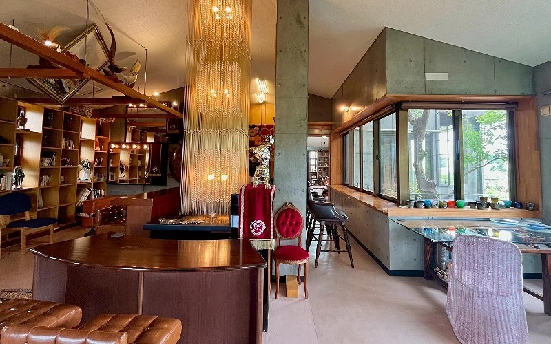 現代風格室內空間，設有大型吊燈、吧台與玻璃窗工作區