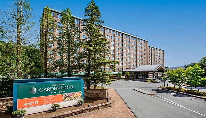 藍天下的成田國際花園飯店外觀