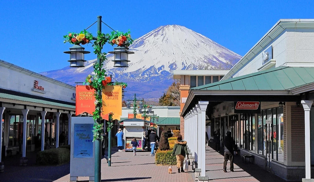 御殿場 PREMIUM OUTLETS店鋪林立,背景是富士山