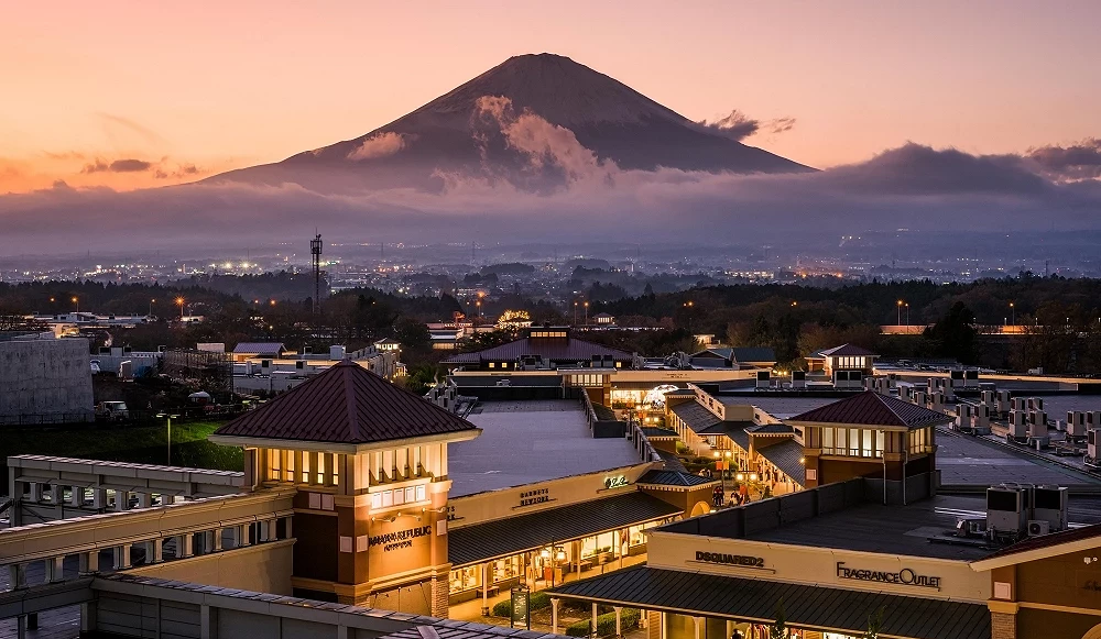 御殿場 PREMIUM OUTLETS店鋪全景與傍晚時分的富士山