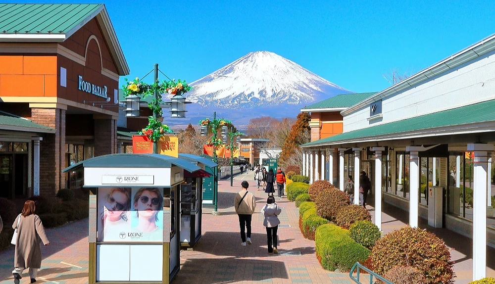御殿場 PREMIUM OUTLETS 與富士山同框的畫面