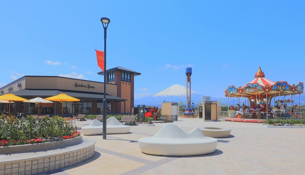 御殿場 PREMIUM OUTLETS的街道一景,配上藍天與遠方的富士山