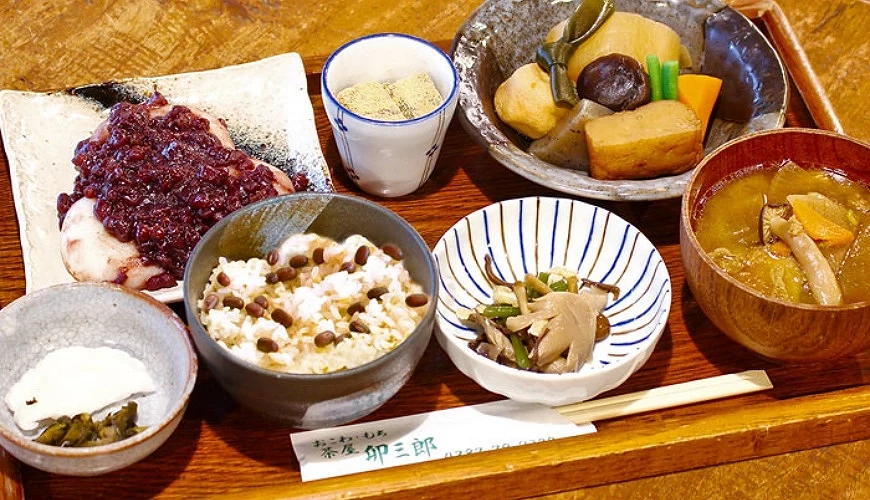 麻糬與鄉土料理組成的套餐