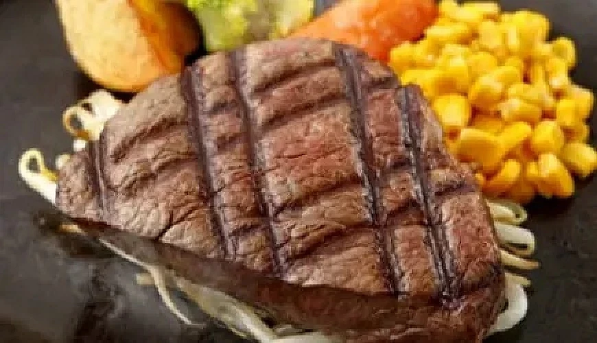 鐵板上的厚切牛排