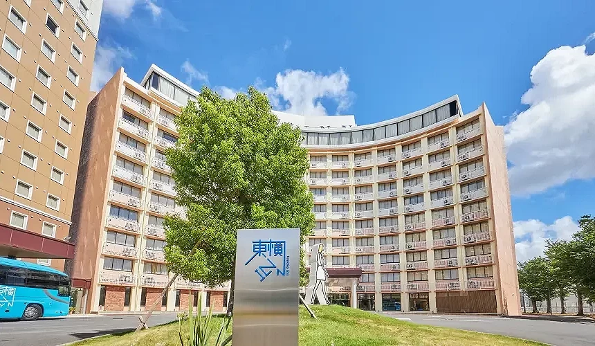 藍天下的東橫INN成田機場新館外觀