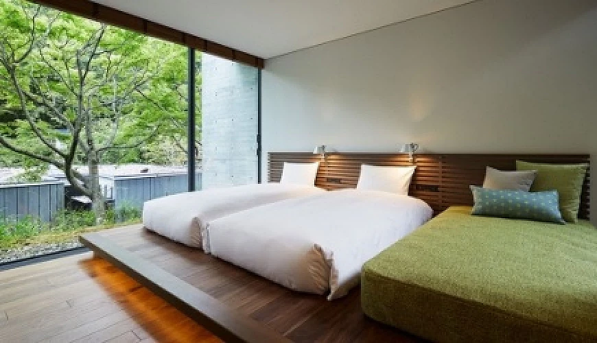 可以從寬大落地窗看見庭園景色的三床房